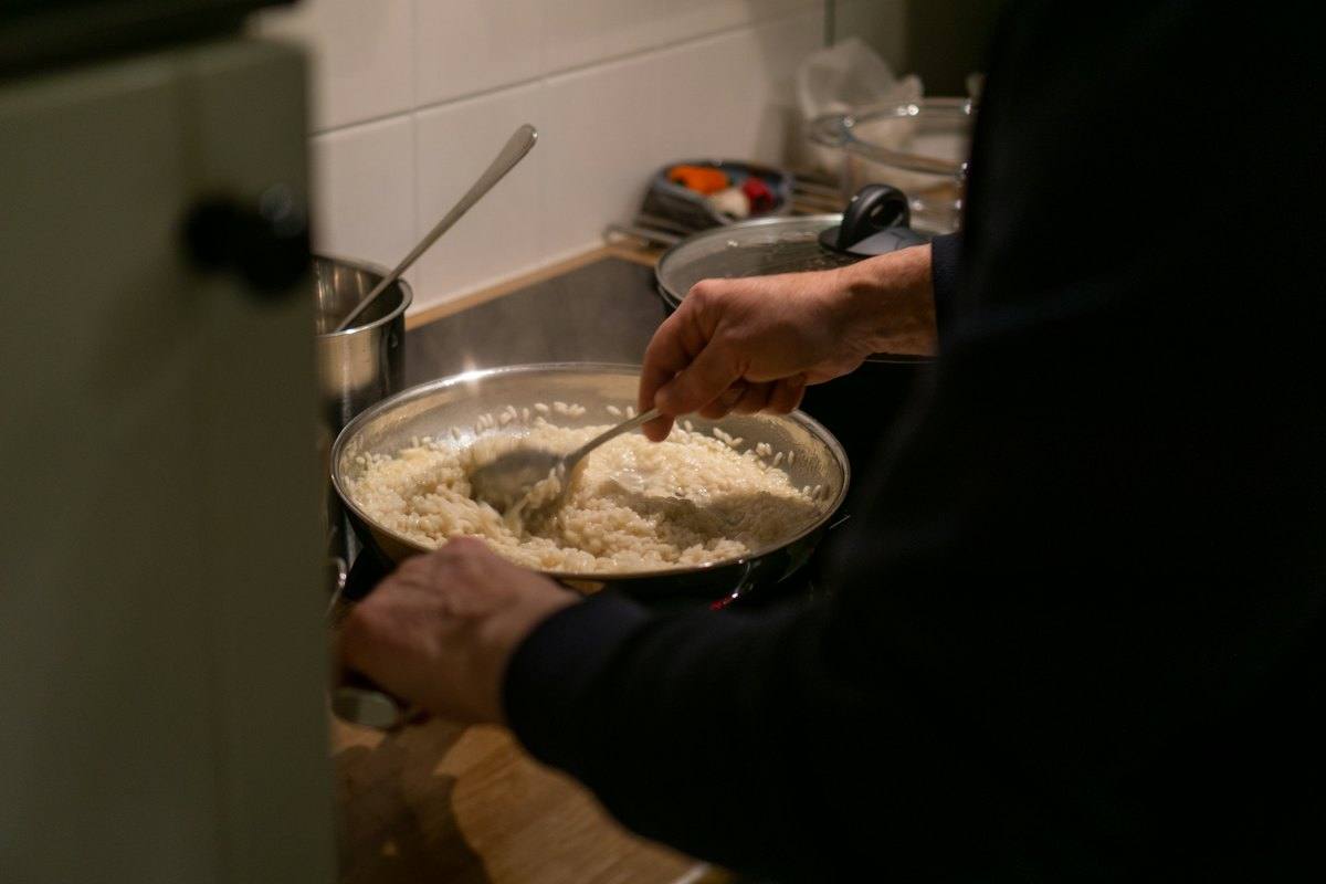 Un risotto mescolato in pentola